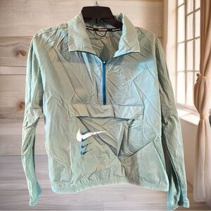 Nike Swoosh Run Women's Pullover Running Jacket Women’s SZ Medium